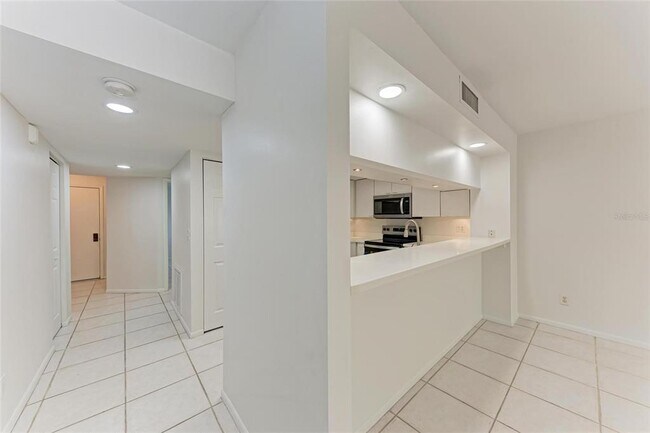 Building Photo - 835 S Osprey Ave