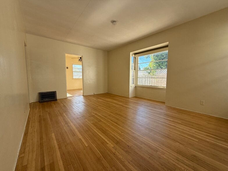 Building Photo - 6627 Farmdale Ave