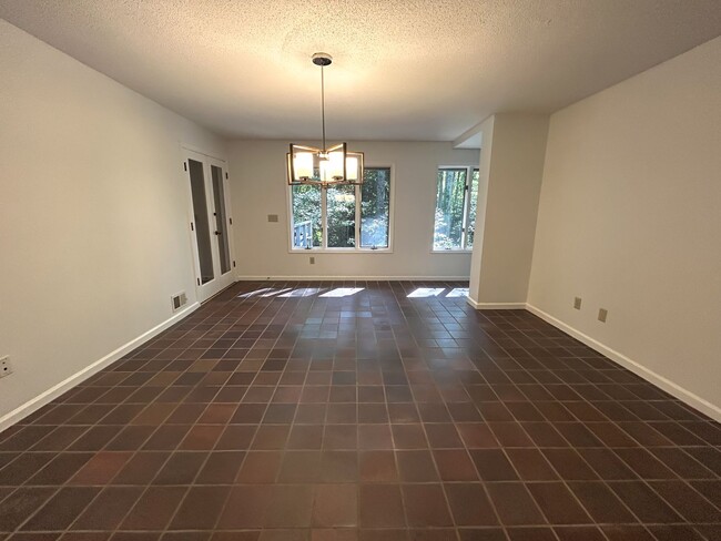 Building Photo - Spacious Contemporary Home in a Private Wo...