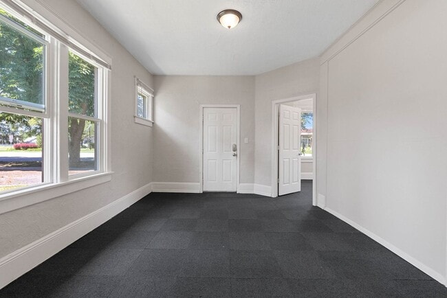 Building Photo - Renovated 5 Bed, 2 Bath House + Office EWU Off Campus Housing! AVAILABLE 7/20!