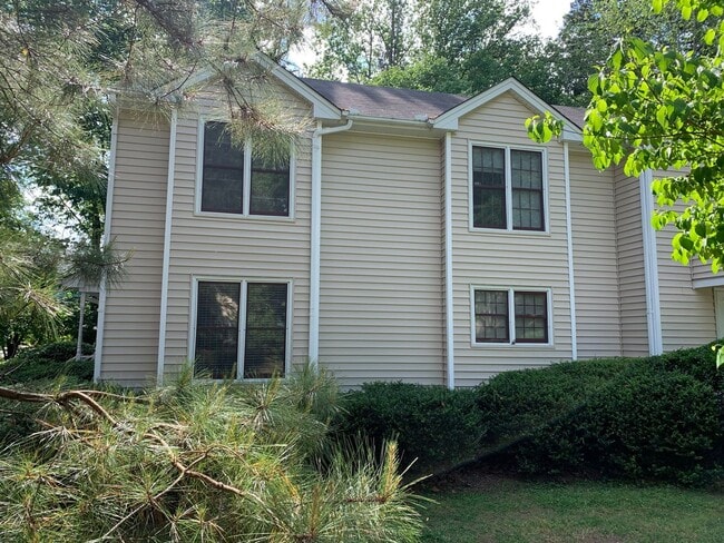 Building Photo - North Raleigh Townhome-Large Bedrooms and more! Price drop alert!