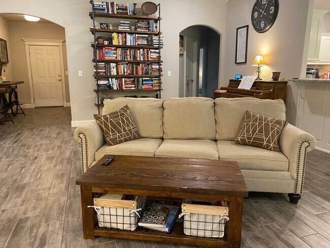 Building Photo - 3 Bedroom 2.5 Bathroom Home