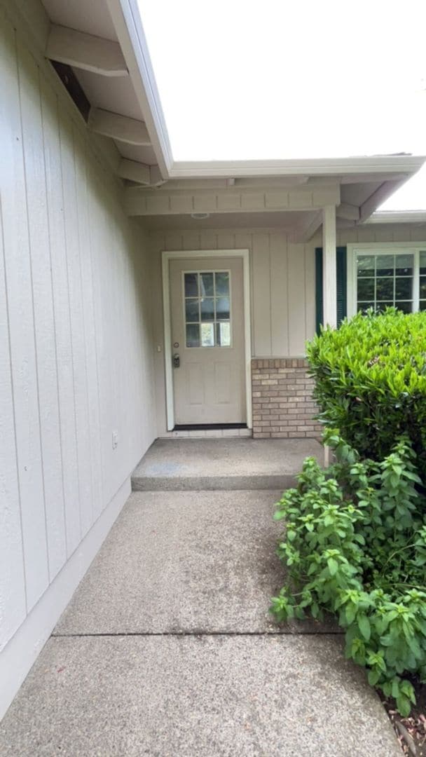 Building Photo - 3 Bedroom 2 Bath Home with a 2 Car Attache...