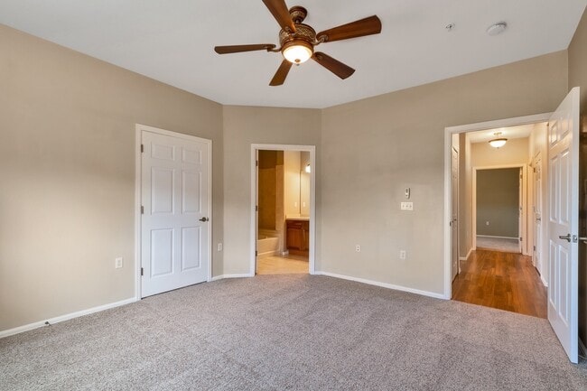 Building Photo - Updated, 3 Bed Condo in Aurora!!!!