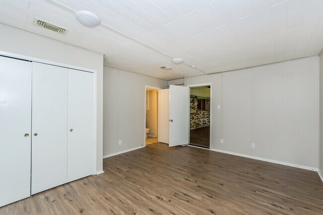 Building Photo - 7913 Limerick Ln