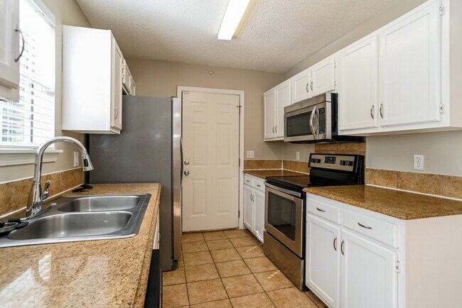 Building Photo - 8129 Vermilion Dr