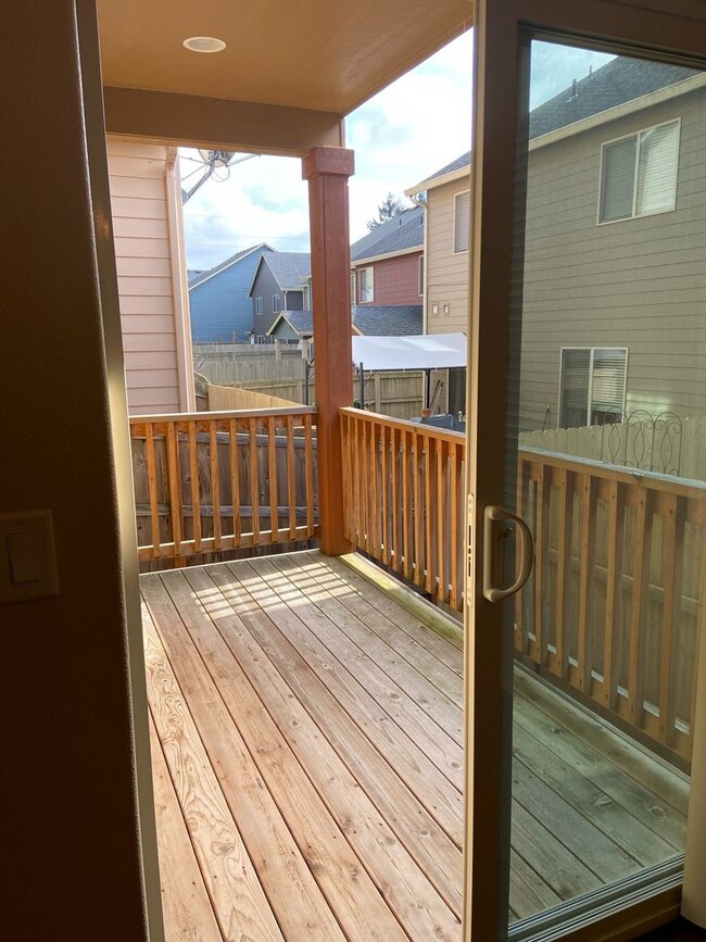 Building Photo - Beautiful Craftsman Style Home in Felida - 3 Bedroom/2.5 Bath - Available for showing on 3/30!