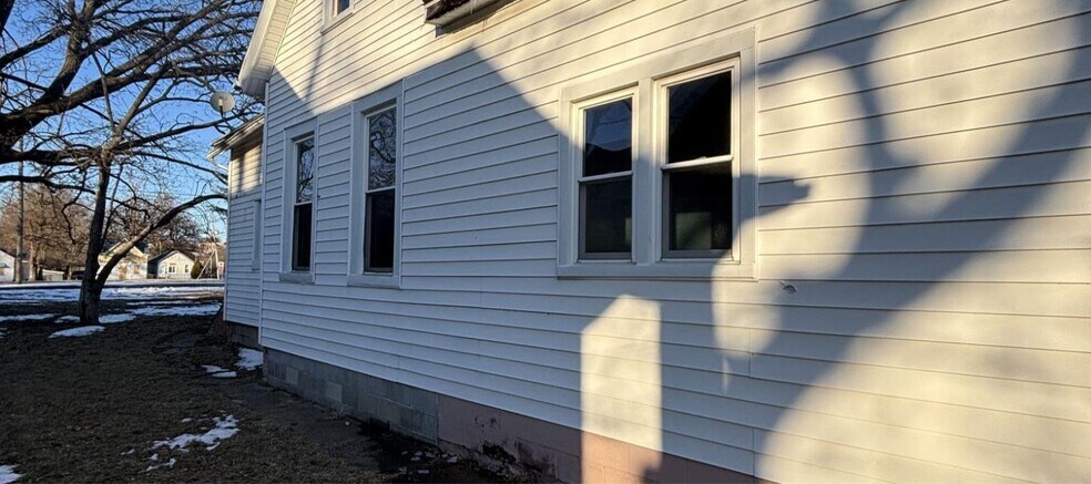 Building Photo - 911 W Hurlburt St