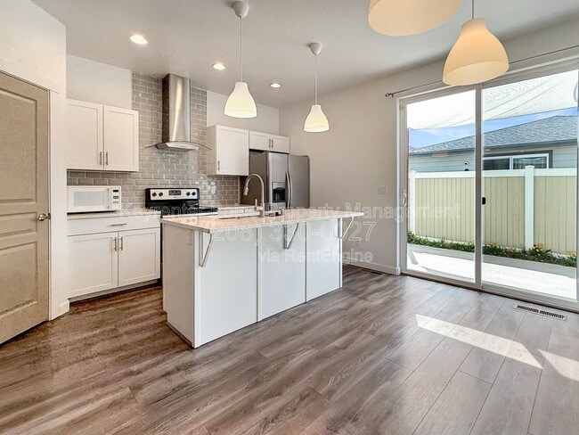 Building Photo - 2115 W Bella Ln