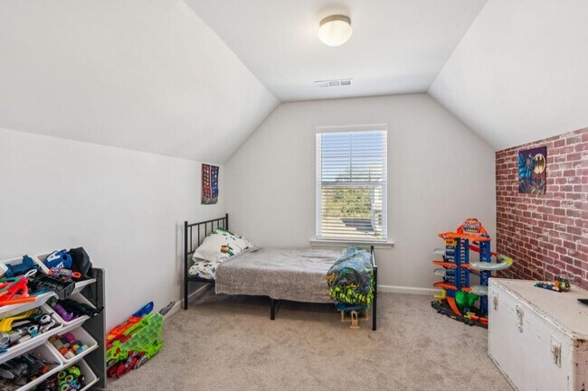 Building Photo - 566 Skye Dr