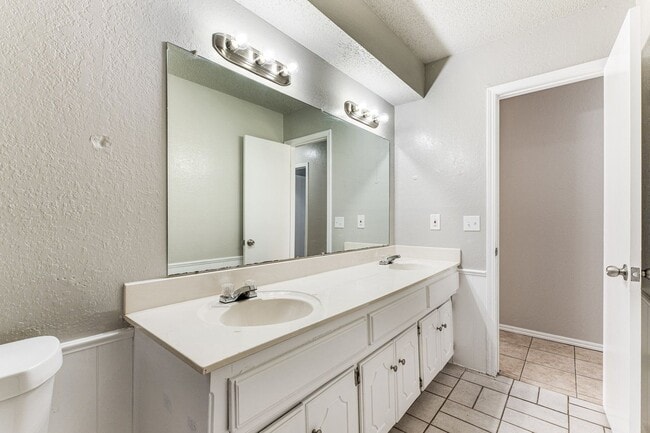 Building Photo - Beautiful brick 3 bedroom, 2 bath, 2 car g...