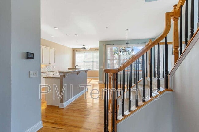 Building Photo - 321 Creekbank Way SE