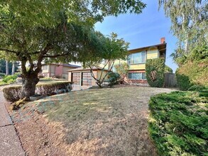 Building Photo - Charming 3-Bed Troutdale Home with Spacious 2,114 Sq Ft Layout & 2.5 Baths!