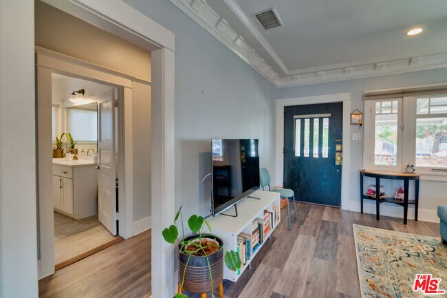 Building Photo - 1304 W 55th St