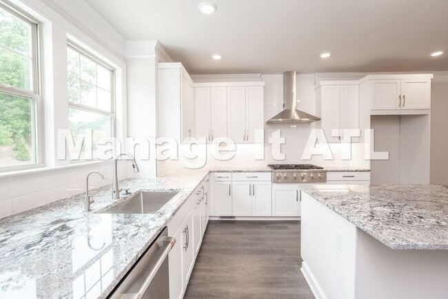 Building Photo - 4 Bedroom Townhome in Chamblee