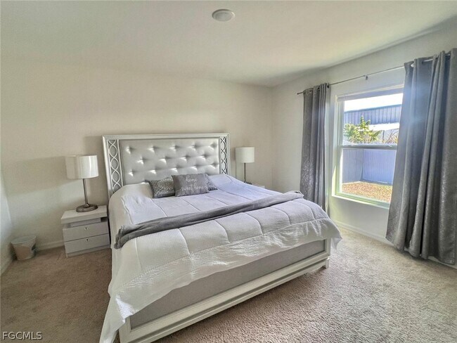 Building Photo - 2425 NE 7th Pl