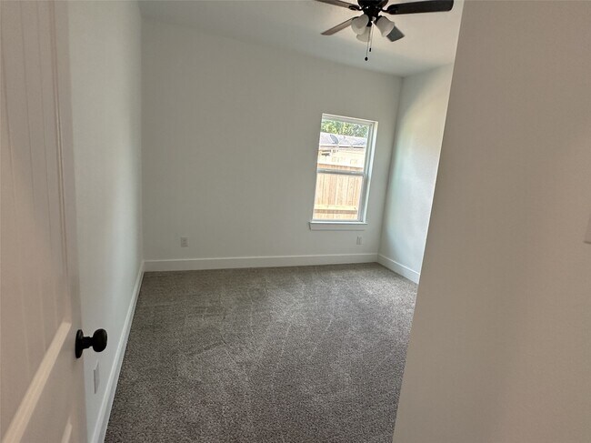 Building Photo - 243 Broadhurst Dr