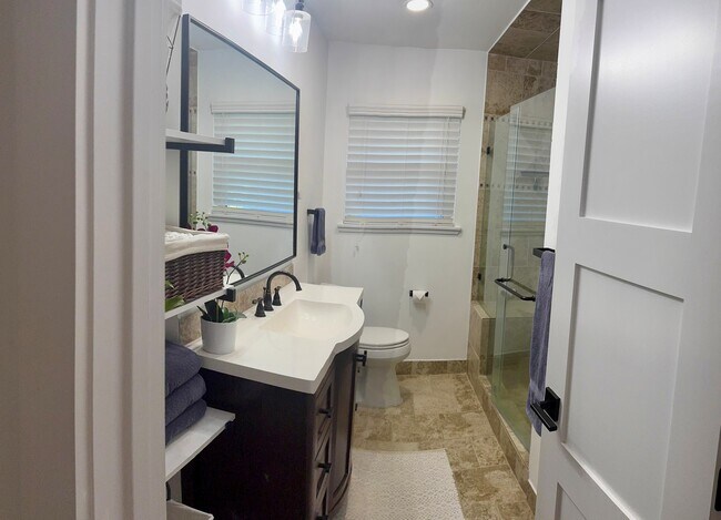 Building Photo - 2310 Hialeah Dr