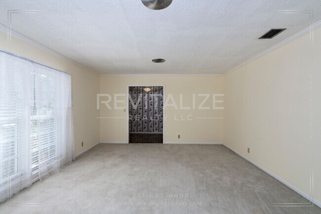 Building Photo - Beautifully Preserved 4 Bd / 3 Ba Vintage ...