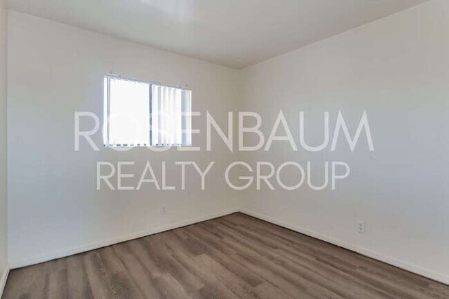 Building Photo - 455 W Kelso St