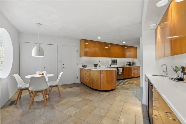 Building Photo - Modern Lakeside Retreat on Lincolnshire Fields Golf Course | 3 Bed, 2.5 Bath
