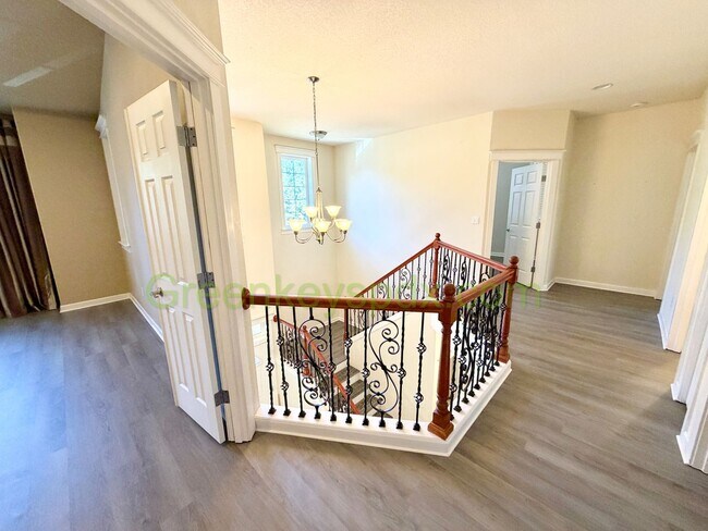 Building Photo - Gorgeous House in Upscale Neighborhood in Tigard, 5 Bedrooms plus Den/Office, 3.5 Bathrooms, Larg...