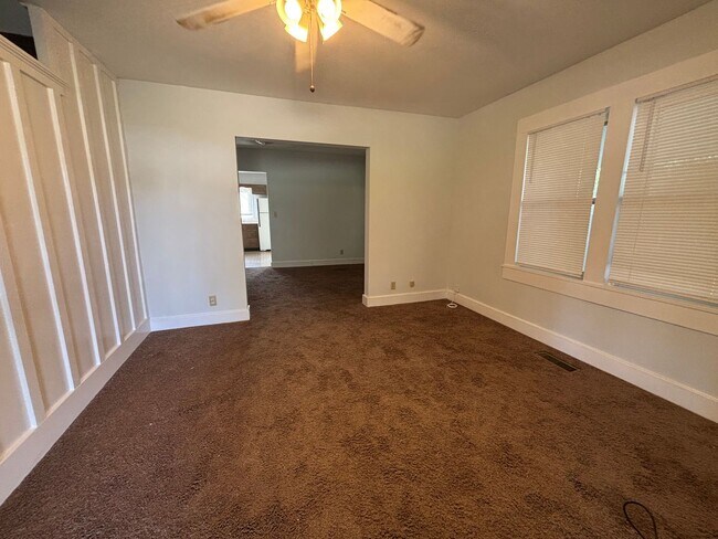 Building Photo - 2216 Roanoke Ln