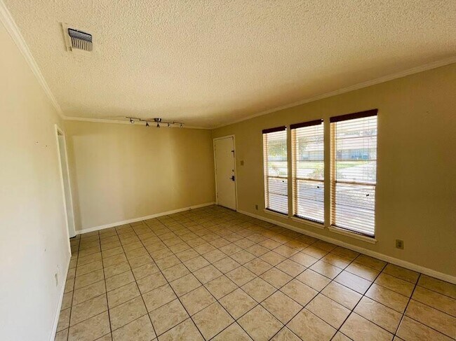 Building Photo - 2206 Kenbridge Dr