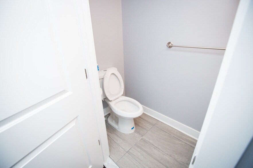 Building Photo - 2122 3rd St NE