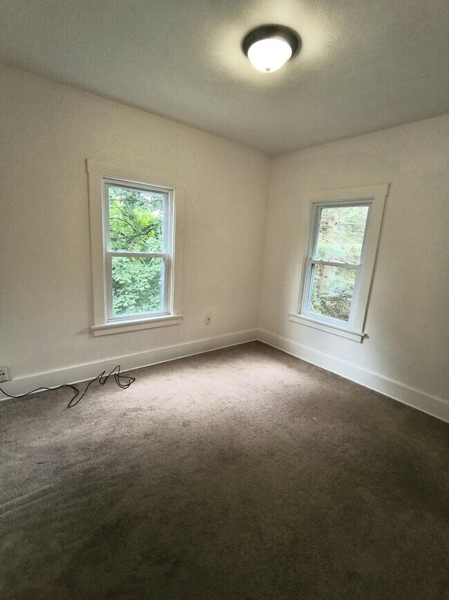 Building Photo - 1415 Kenyon Dr