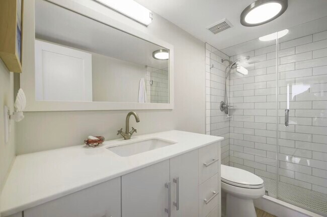 Building Photo - 5600 N Flagler Dr