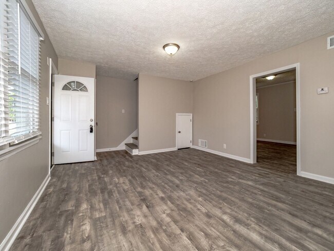 Building Photo - WELCOME TO THIS NEWLY RENOVATED 3-BEDROOM DUPLEX UNIT IN A STELLAR LOCATION!
