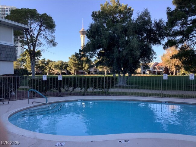 Building Photo - 682 Oakmont Ave