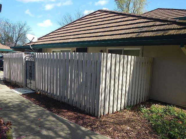 Building Photo - 2 bedroom, 1 bath, Roundtree Court in the ...