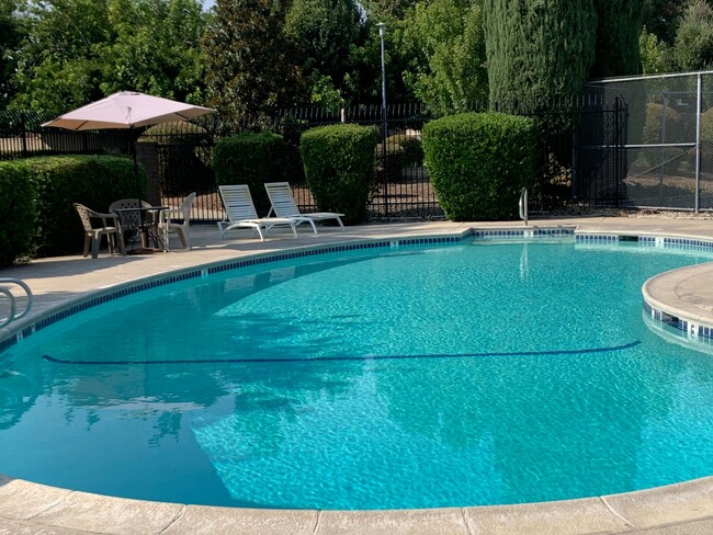 Building Photo - 3 Bed 2.5 Bath Townhouse