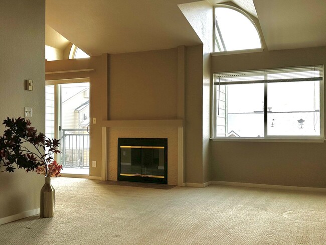 Building Photo - Bellevue Condo: 2BR/2BA Condo with Olympic...