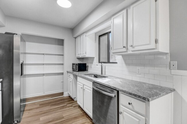 Building Photo - RENOVATED 2 BR | 2 BA Townhome in Goldsboro *less than 2 miles from SJAFB*