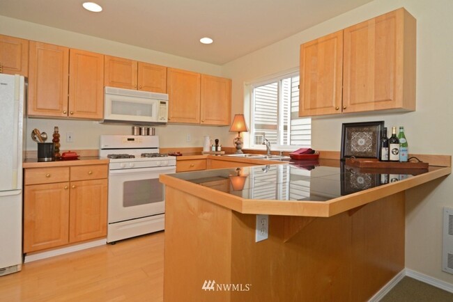 Building Photo - North Greenlake 3-bed 1.75-bath Town House