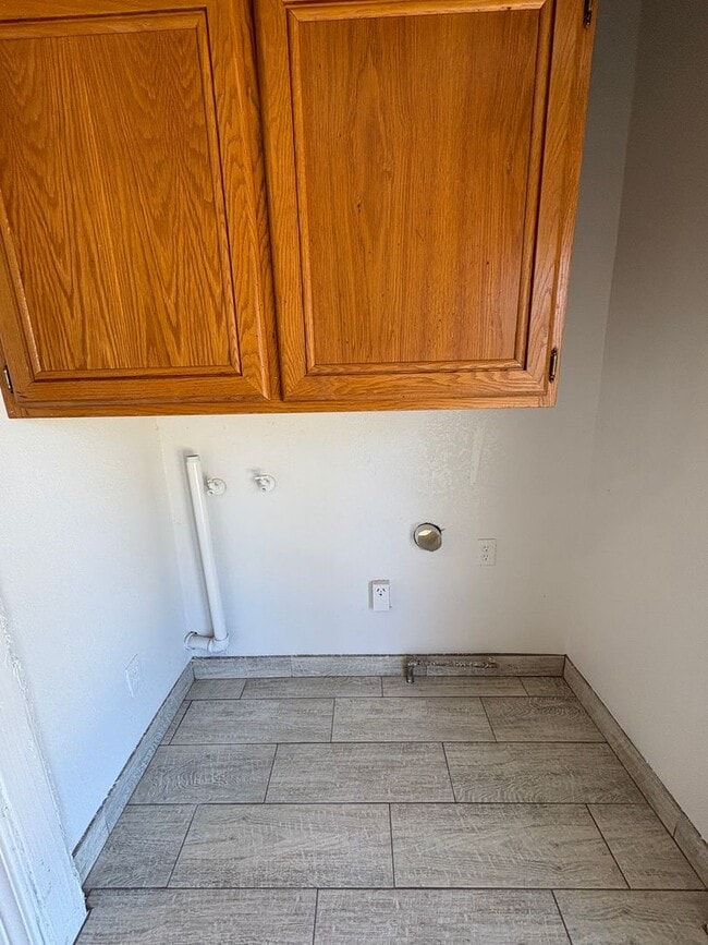 Building Photo - Spacious Tulare home Available Now!