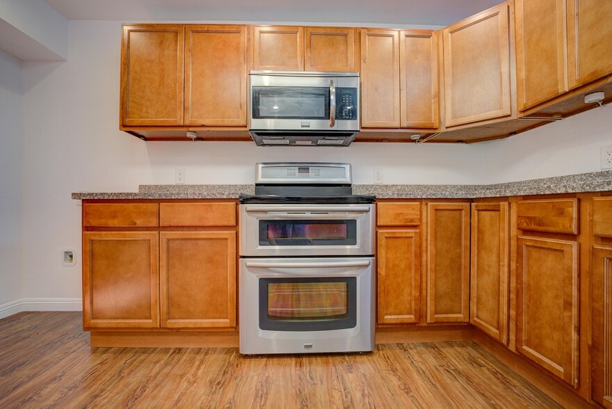 Building Photo - 22020 Village Way Dr
