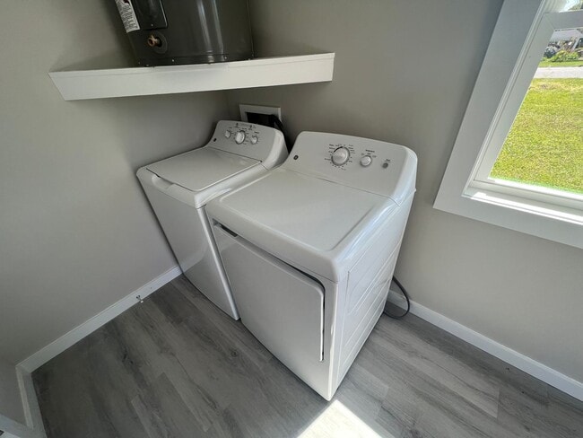 Building Photo - Remodeled 3 bedroom/2 bathroom home with d...