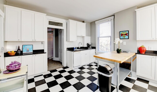 Building Photo - 705 Bryden Rd