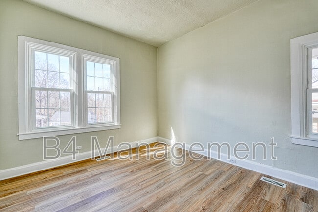 Building Photo - 555 W Peachtree St