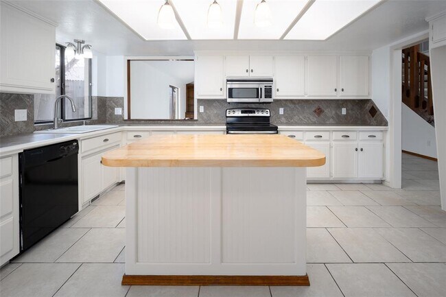 Building Photo - 2400 Northwood Ln