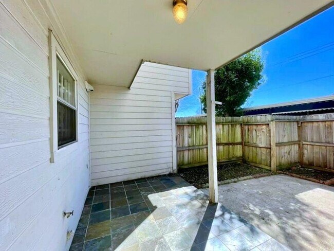 Building Photo - 9242 Westwood Village Dr