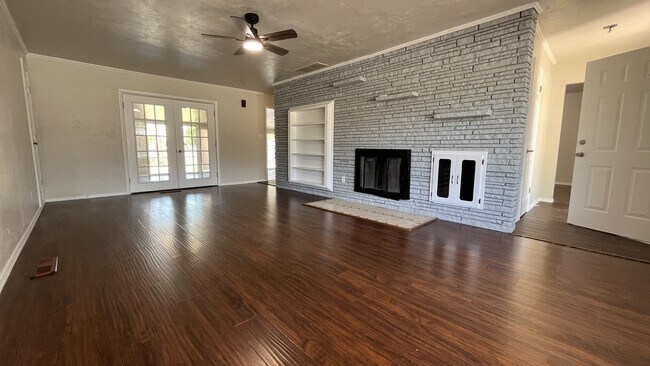 Building Photo - 2153 Huntleigh Dr