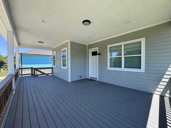 Building Photo - 4 Bedroom in Tomoka View