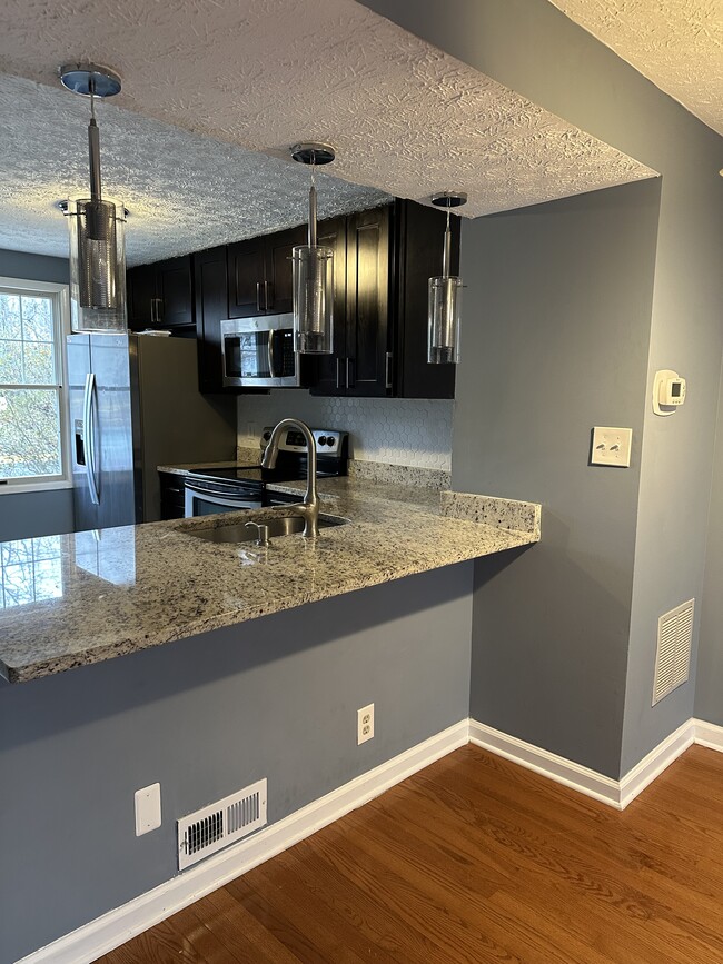 Building Photo - 8018 Grandview Ct