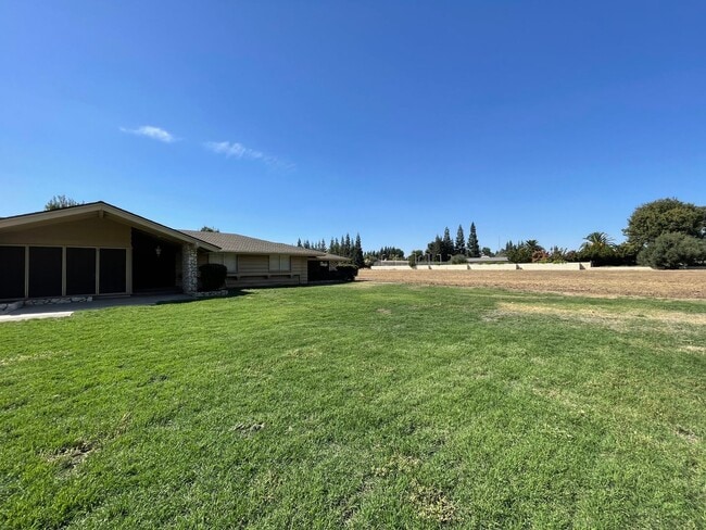 Building Photo - Custom home located next to Oakdale Country Club!