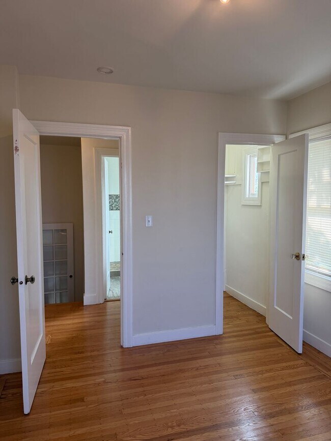 Building Photo - Beautiful Spanish townhouse with parking and in unit laundry!